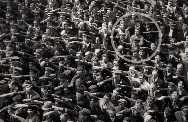 Agrandir: L'homme qui refusa de faire le salut nazi! August Landmesser: l'homme qui refusa de faire le salut nazi!