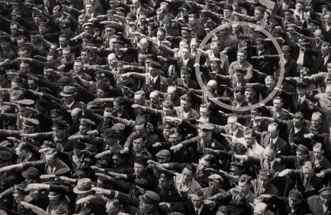 August Landmesser: l'homme qui refusa de faire le salut nazi!